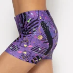 Σορτσάκι γυμναστικής σε print Purple Feelstorm. Άνετη εφαρμογή από ανακυκλώσιμο ύφασμα* που απομακρύνει τον ιδρώτα και τέλεια στήριξη κατά την διάρκεια της προπόνησης. Απαλό και άνετο στην κίνηση. Σημείωση: Το μοντέλο της φωτογραφίας είναι 9 χρονών σε Μέγεθος: 10 *Ανακυκλώσιμο υλικό