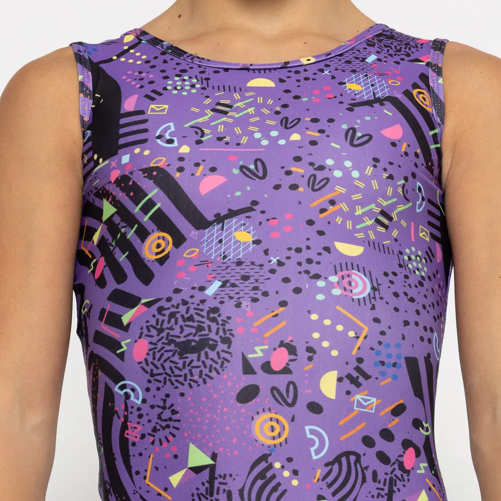 σε print Purple Feelstorm. Άνετη εφαρμογή από ανακυκλώσιμο ύφασμα* που απομακρύνει τον ιδρώτα και τέλεια στήριξη κατά την διάρκεια της προπόνησης. Απαλό και άνετο στην κίνηση. Σημείωση: Το μοντέλο της φωτογραφίας είναι 9 χρονών σε Μέγεθος: 10 *Ανακυκλώσιμο υλικό