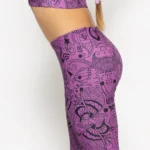 σε print Purple Totemia. Άνετη εφαρμογή από ανακυκλώσιμο ύφασμα* που απομακρύνει τον ιδρώτα και τέλεια στήριξη κατά την διάρκεια της προπόνησης. Απαλό και άνετο στην κίνηση. Σημείωση: Το μοντέλο της φωτογραφίας είναι 9 χρονών με Μέγεθος: 10 *Ανακυκλώσιμο υλικό