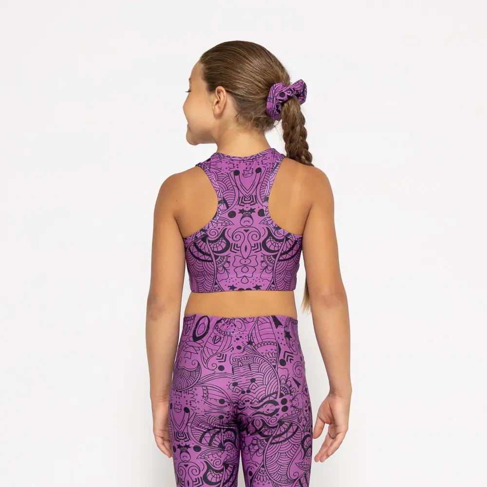 σε print PURPLE TOTEMIA. Άνετη εφαρμογή από ανακυκλώσιμο ύφασμα* που απομακρύνει τον ιδρώτα και τέλεια στήριξη κατά την διάρκεια της προπόνησης. Απαλό και άνετο στην κίνηση. Σημείωση: Το μοντέλο της φωτογραφίας είναι 9 χρονών σε Μέγεθος: 10 *Ανακυκλώσιμο υλικό