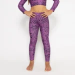 σε print Purple Totemia. Άνετη εφαρμογή από ανακυκλώσιμο ύφασμα* που απομακρύνει τον ιδρώτα και τέλεια στήριξη κατά την διάρκεια της προπόνησης. Απαλό και άνετο στην κίνηση. Σημείωση: Το μοντέλο της φωτογραφίας είναι 9 χρονών με Μέγεθος: 10 *Ανακυκλώσιμο υλικό