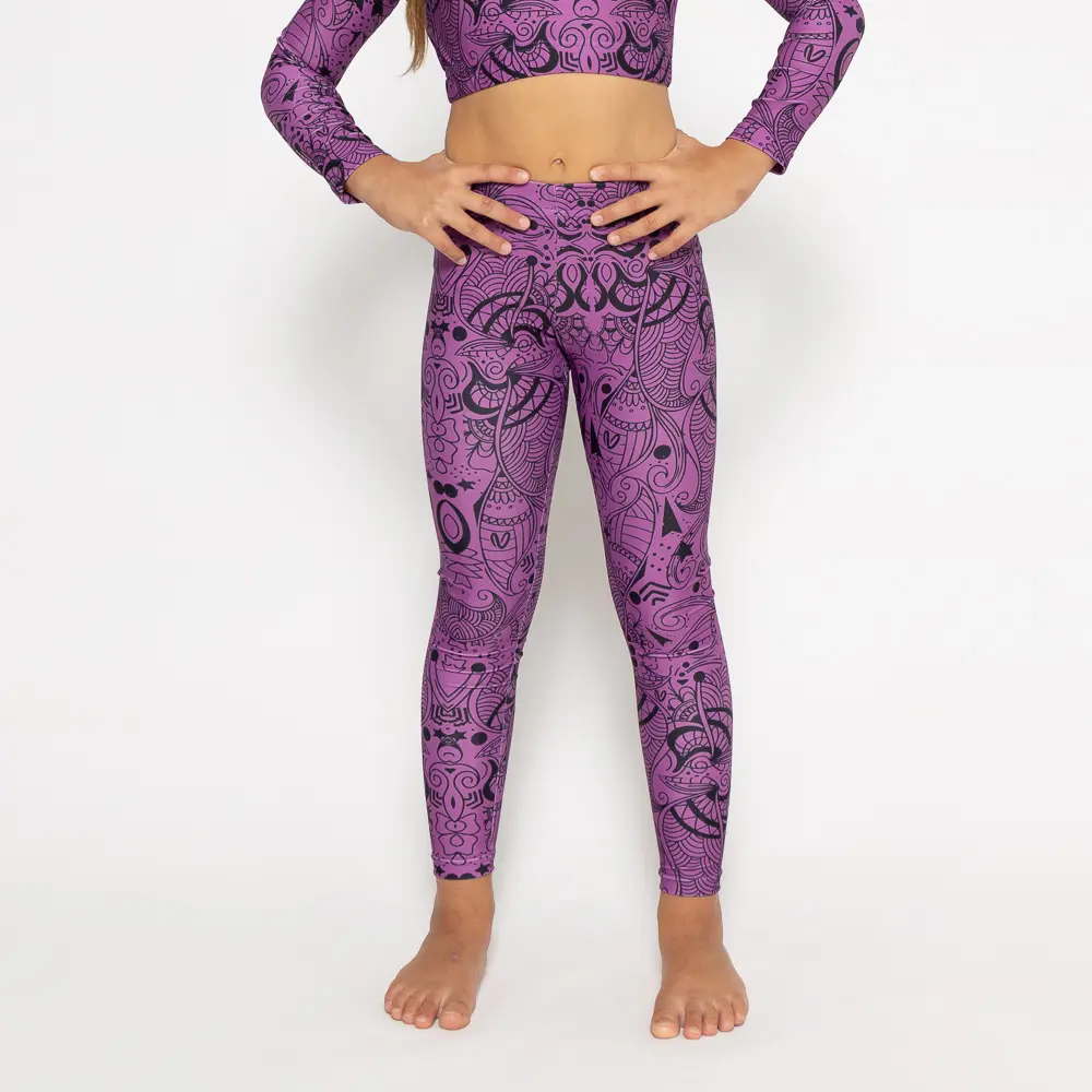 σε print Purple Totemia. Άνετη εφαρμογή από ανακυκλώσιμο ύφασμα* που απομακρύνει τον ιδρώτα και τέλεια στήριξη κατά την διάρκεια της προπόνησης. Απαλό και άνετο στην κίνηση. Σημείωση: Το μοντέλο της φωτογραφίας είναι 9 χρονών με Μέγεθος: 10 *Ανακυκλώσιμο υλικό