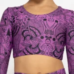 σε print Purple Totemia. Άνετη εφαρμογή από ανακυκλώσιμο ύφασμα* που απομακρύνει τον ιδρώτα και τέλεια στήριξη κατά την διάρκεια της προπόνησης. Απαλό και άνετο στην κίνηση. Σημείωση: Το μοντέλο της φωτογραφίας είναι 9 χρονών σε Μέγεθος: 10 *Ανακυκλώσιμο υλικό