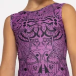 σε print Purple Totemia. Άνετη εφαρμογή από ανακυκλώσιμο ύφασμα* που απομακρύνει τον ιδρώτα και τέλεια στήριξη κατά την διάρκεια της προπόνησης. Απαλό και άνετο στην κίνηση. Σημείωση: Το μοντέλο της φωτογραφίας είναι 9 χρονών σε Μέγεθος: 10 *Ανακυκλώσιμο υλικό
