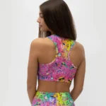 σε print RAINBOW. Άνετη εφαρμογή από ανακυκλώσιμο ύφασμα* που απομακρύνει τον ιδρώτα και τέλεια στήριξη κατά την διάρκεια της προπόνησης. Απαλό και άνετο στην κίνηση. Σημείωση: Το μοντέλο της φωτογραφίας είναι Μέγεθος: 12 *Ανακυκλώσιμο υλικό