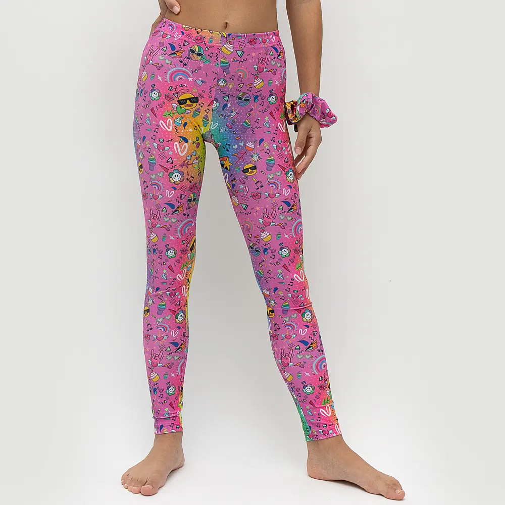 σε print RAINBOW. Άνετη εφαρμογή από ανακυκλώσιμο ύφασμα* που απομακρύνει τον ιδρώτα και τέλεια στήριξη κατά την διάρκεια της προπόνησης. Απαλό και άνετο στην κίνηση. Σημείωση: Το μοντέλο της φωτογραφίας είναι Μέγεθος: 12 *Ανακυκλώσιμο υλικό