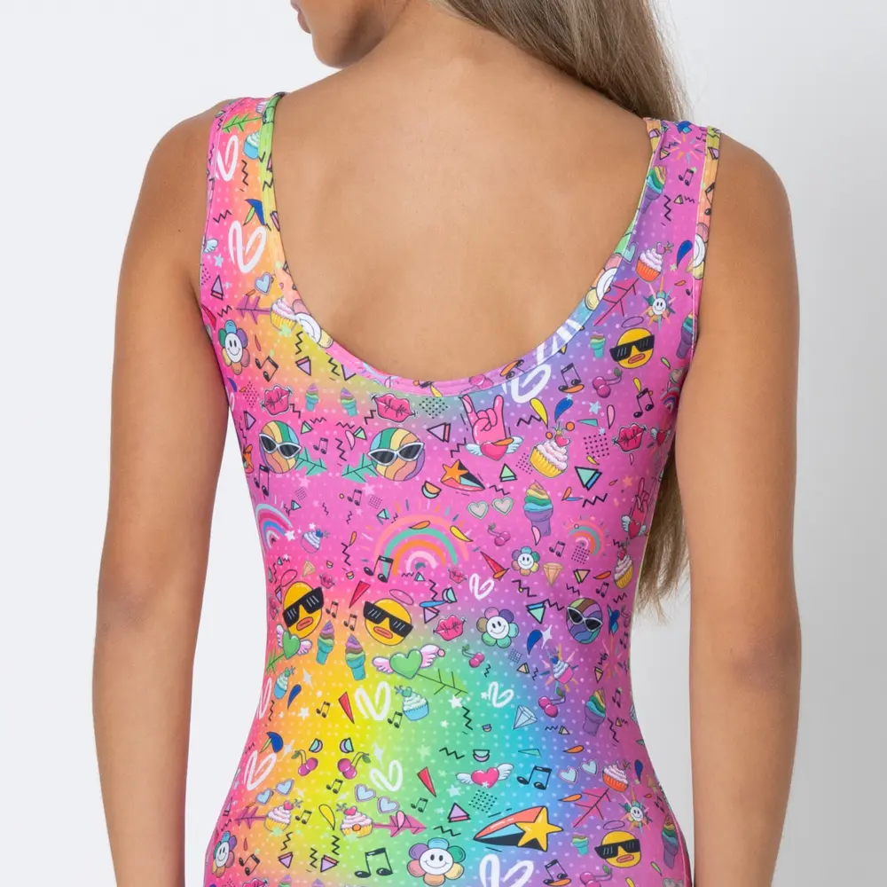 σε print RAINBOW. Άνετη εφαρμογή από ανακυκλώσιμο ύφασμα* που απομακρύνει τον ιδρώτα και τέλεια στήριξη κατά την διάρκεια της προπόνησης. Απαλό και άνετο στην κίνηση. Δώρο scrunchie με το αντίστοιχο χρώμα/print. Άκουσε την ιστορία της RAINBOW  ΕΔΩ. Σημείωση: Το μοντέλο της φωτογραφίας είναι 15 χρονών και φοράει το Μέγεθος: 12 *Ανακυκλώσιμο υλικό