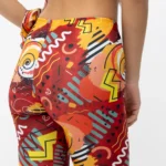 σε print RUSH. Άνετη εφαρμογή από ανακυκλώσιμο ύφασμα* που απομακρύνει τον ιδρώτα και τέλεια στήριξη κατά την διάρκεια της προπόνησης. Απαλό και άνετο στην κίνηση. Σημείωση: Το μοντέλο της φωτογραφίας είναι 15 χρονών με Μέγεθος: 12 *Ανακυκλώσιμο υλικό