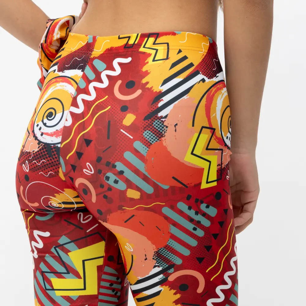 σε print RUSH. Άνετη εφαρμογή από ανακυκλώσιμο ύφασμα* που απομακρύνει τον ιδρώτα και τέλεια στήριξη κατά την διάρκεια της προπόνησης. Απαλό και άνετο στην κίνηση. Σημείωση: Το μοντέλο της φωτογραφίας είναι 15 χρονών με Μέγεθος: 12 *Ανακυκλώσιμο υλικό