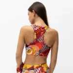 σε print RUSH. Άνετη εφαρμογή από ανακυκλώσιμο ύφασμα* που απομακρύνει τον ιδρώτα και τέλεια στήριξη κατά την διάρκεια της προπόνησης. Απαλό και άνετο στην κίνηση. Σημείωση: Το μοντέλο της φωτογραφίας είναι 15 χρονών σε Μέγεθος: 12 *Ανακυκλώσιμο υλικό