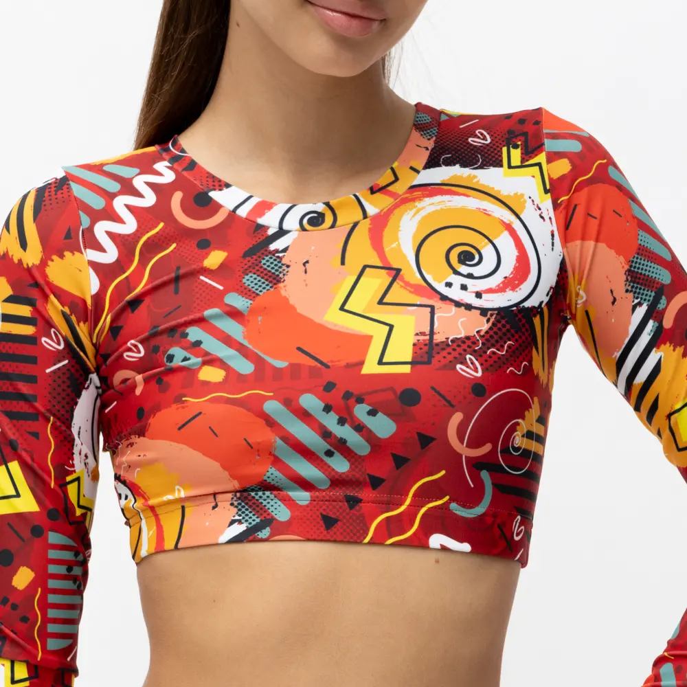 σε print RUSH. Άνετη εφαρμογή από ανακυκλώσιμο ύφασμα* που απομακρύνει τον ιδρώτα και τέλεια στήριξη κατά την διάρκεια της προπόνησης. Απαλό και άνετο στην κίνηση. Σημείωση: Το μοντέλο της φωτογραφίας είναι 15 χρονών σε Μέγεθος: 12 *Ανακυκλώσιμο υλικό