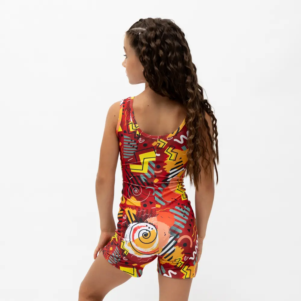 σε print RUSH. Άνετη εφαρμογή από ανακυκλώσιμο ύφασμα* που απομακρύνει τον ιδρώτα και τέλεια στήριξη κατά την διάρκεια της προπόνησης. Απαλό και άνετο στην κίνηση. Σημείωση: Το μοντέλο της φωτογραφίας είναι 9 χρονών σε Μέγεθος: 10 *Ανακυκλώσιμο υλικό