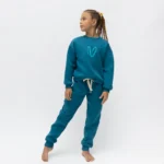 Βαμβακερή φόρμα σετ με κέντημα το logo V στο στήθος και στην τσέπη σε χρώμα Σμαραγδί. Φούτερ και παντελόνι για την γυμναστική