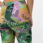 σε print SPARK. Άνετη εφαρμογή από ανακυκλώσιμο ύφασμα* που απομακρύνει τον ιδρώτα και τέλεια στήριξη κατά την διάρκεια της προπόνησης. Απαλό και άνετο στην κίνηση. Σημείωση: Το μοντέλο της φωτογραφίας είναι 15 χρονών με Μέγεθος: 12 *Ανακυκλώσιμο υλικό