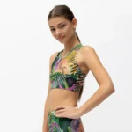 σε print SPARK. Άνετη εφαρμογή από ανακυκλώσιμο ύφασμα* που απομακρύνει τον ιδρώτα και τέλεια στήριξη κατά την διάρκεια της προπόνησης. Απαλό και άνετο στην κίνηση. Σημείωση: Το μοντέλο της φωτογραφίας είναι 15 χρονών σε Μέγεθος: 12 *Ανακυκλώσιμο υλικό