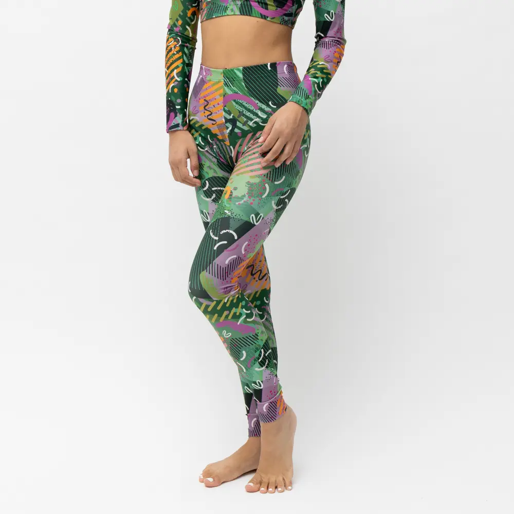 σε print SPARK. Άνετη εφαρμογή από ανακυκλώσιμο ύφασμα* που απομακρύνει τον ιδρώτα και τέλεια στήριξη κατά την διάρκεια της προπόνησης. Απαλό και άνετο στην κίνηση. Σημείωση: Το μοντέλο της φωτογραφίας είναι 15 χρονών με Μέγεθος: 12 *Ανακυκλώσιμο υλικό