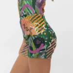 Σορτσάκι γυμναστικής σε print SPARK. Άνετη εφαρμογή από ανακυκλώσιμο ύφασμα* που απομακρύνει τον ιδρώτα και τέλεια στήριξη κατά την διάρκεια της προπόνησης. Απαλό και άνετο στην κίνηση. Σημείωση: Το μοντέλο της φωτογραφίας είναι 15 χρονών σε Μέγεθος: 12 *Ανακυκλώσιμο υλικό