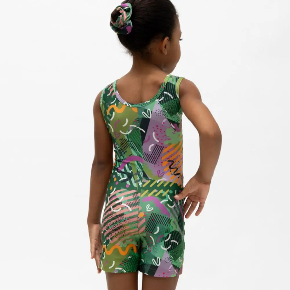 σε print SPARK. Άνετη εφαρμογή από ανακυκλώσιμο ύφασμα* που απομακρύνει τον ιδρώτα και τέλεια στήριξη κατά την διάρκεια της προπόνησης. Απαλό και άνετο στην κίνηση. Σημείωση: Το μοντέλο της φωτογραφίας είναι 9 χρονών σε Μέγεθος: 10 *Ανακυκλώσιμο υλικό