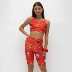 σε print SPITHA. Άνετη εφαρμογή από ανακυκλώσιμο ύφασμα* που απομακρύνει τον ιδρώτα και τέλεια στήριξη κατά την διάρκεια της προπόνησης. Απαλό και άνετο στην κίνηση. Σημείωση: Το μοντέλο της φωτογραφίας είναι Μέγεθος: 12 *Ανακυκλώσιμο υλικό