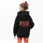 Μαύρο Hoodie με τσέπη καγκουρό και κουκούλα. Στάμπα WYE Spitha στην πλάτη και logo V στο στήθος. Rib τελείωμα και μανσέτες. Φούτερ με άνετη και απαλή εφαρμογή για το σχολείο και την βόλτα.  70% βαμβάκι