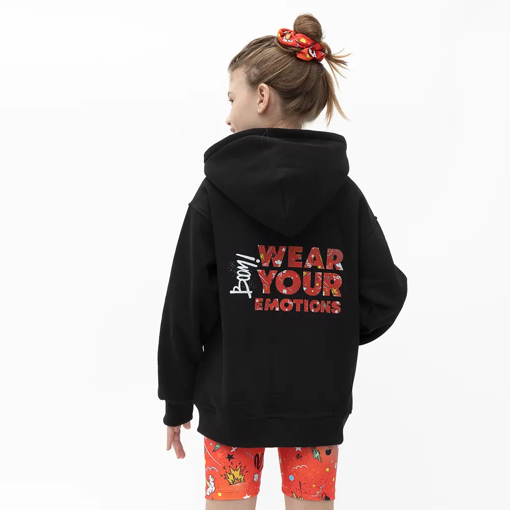 Μαύρο Hoodie με τσέπη καγκουρό και κουκούλα. Στάμπα WYE Spitha στην πλάτη και logo V στο στήθος. Rib τελείωμα και μανσέτες. Φούτερ με άνετη και απαλή εφαρμογή για το σχολείο και την βόλτα.  70% βαμβάκι