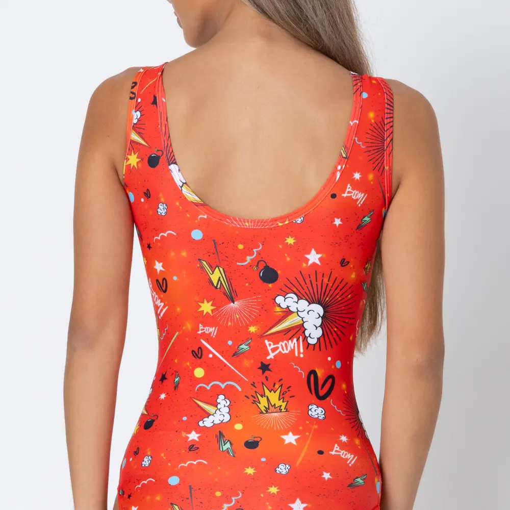 σε print SPITHA. Άνετη εφαρμογή από ανακυκλώσιμο ύφασμα* που απομακρύνει τον ιδρώτα και τέλεια στήριξη κατά την διάρκεια της προπόνησης. Απαλό και άνετο στην κίνηση. Δώρο scrunchie με το αντίστοιχο χρώμα/print. Άκουσε την ιστορία της SPITHA  ΕΔΩ. Σημείωση: Το μοντέλο της φωτογραφίας είναι 15 χρονών και φοράει το Μέγεθος: 12 *Ανακυκλώσιμο υλικό