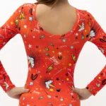 σε print SPITHA. Άνετη εφαρμογή από ανακυκλώσιμο ύφασμα* που απομακρύνει τον ιδρώτα και τέλεια στήριξη κατά την διάρκεια της προπόνησης. Απαλό και άνετο στην κίνηση. Δώρο scrunchie με το αντίστοιχο χρώμα/print. Άκουσε την ιστορία της SPITHA  ΕΔΩ. Σημείωση: Το μοντέλο της φωτογραφίας είναι Μέγεθος: 12 *Ανακυκλώσιμο υλικό