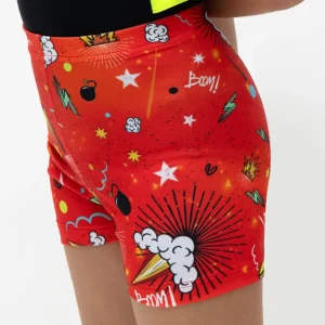 Σορτσάκι γυμναστικής σε print SPITHA. Άνετη εφαρμογή από ανακυκλώσιμο ύφασμα* που απομακρύνει τον ιδρώτα και τέλεια στήριξη κατά την διάρκεια της προπόνησης. Απαλό και άνετο στην κίνηση. Άκουσε την ιστορία της SPITHA  ΕΔΩ. Σημείωση: Το μοντέλο της φωτογραφίας είναι Μέγεθος: 6 *Ανακυκλώσιμο υλικό