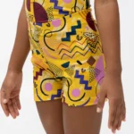 Σορτσάκι γυμναστικής σε print VIBE. Άνετη εφαρμογή από ανακυκλώσιμο ύφασμα* που απομακρύνει τον ιδρώτα και τέλεια στήριξη κατά την διάρκεια της προπόνησης. Απαλό και άνετο στην κίνηση. Σημείωση: Το μοντέλο της φωτογραφίας είναι 15 χρονών σε Μέγεθος: 12 *Ανακυκλώσιμο υλικό