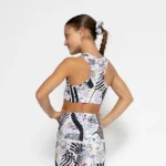 σε print White Feelstorm. Άνετη εφαρμογή από ανακυκλώσιμο ύφασμα* που απομακρύνει τον ιδρώτα και τέλεια στήριξη κατά την διάρκεια της προπόνησης. Απαλό και άνετο στην κίνηση. Σημείωση: Το μοντέλο της φωτογραφίας είναι 9 χρονών σε Μέγεθος: 10 *Ανακυκλώσιμο υλικό