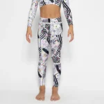 σε print White Feelstorm. Άνετη εφαρμογή από ανακυκλώσιμο ύφασμα* που απομακρύνει τον ιδρώτα και τέλεια στήριξη κατά την διάρκεια της προπόνησης. Απαλό και άνετο στην κίνηση. Σημείωση: Το μοντέλο της φωτογραφίας είναι 9 χρονών με Μέγεθος: 10 *Ανακυκλώσιμο υλικό