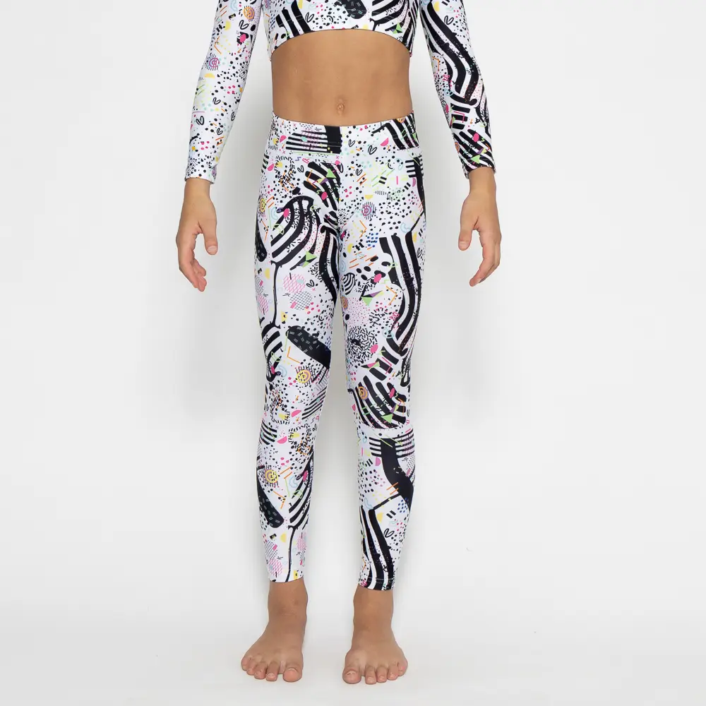 σε print White Feelstorm. Άνετη εφαρμογή από ανακυκλώσιμο ύφασμα* που απομακρύνει τον ιδρώτα και τέλεια στήριξη κατά την διάρκεια της προπόνησης. Απαλό και άνετο στην κίνηση. Σημείωση: Το μοντέλο της φωτογραφίας είναι 9 χρονών με Μέγεθος: 10 *Ανακυκλώσιμο υλικό