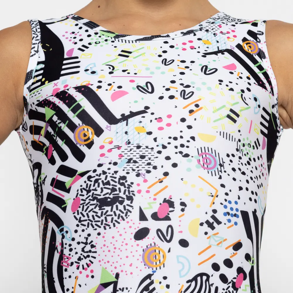 σε print White Feelstorm. Άνετη εφαρμογή από ανακυκλώσιμο ύφασμα* που απομακρύνει τον ιδρώτα και τέλεια στήριξη κατά την διάρκεια της προπόνησης. Απαλό και άνετο στην κίνηση. Σημείωση: Το μοντέλο της φωτογραφίας είναι 9 χρονών σε Μέγεθος: 10 *Ανακυκλώσιμο υλικό