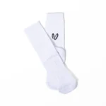 Το λευκό ζευγάρι που πάει με τα πάντα. Οι λευκές unisex κάλτσες της Vasiliki έχουν retro αισθητική και κεντημένο V logo στο πίσω μέρος
