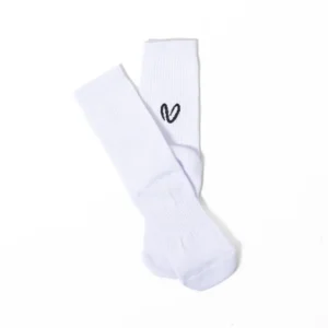 Το λευκό ζευγάρι που πάει με τα πάντα. Οι λευκές unisex κάλτσες της Vasiliki έχουν retro αισθητική και κεντημένο V logo στο πίσω μέρος