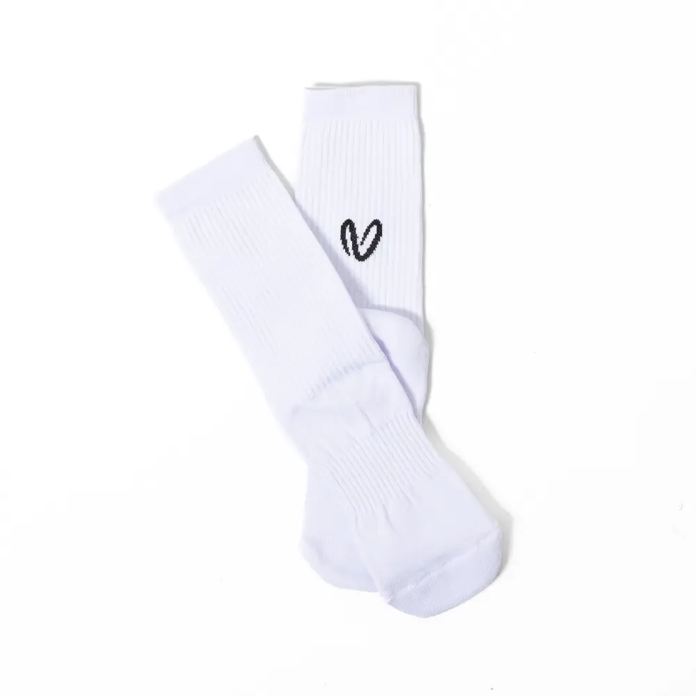 Το λευκό ζευγάρι που πάει με τα πάντα. Οι λευκές unisex κάλτσες της Vasiliki έχουν retro αισθητική και κεντημένο V logo στο πίσω μέρος