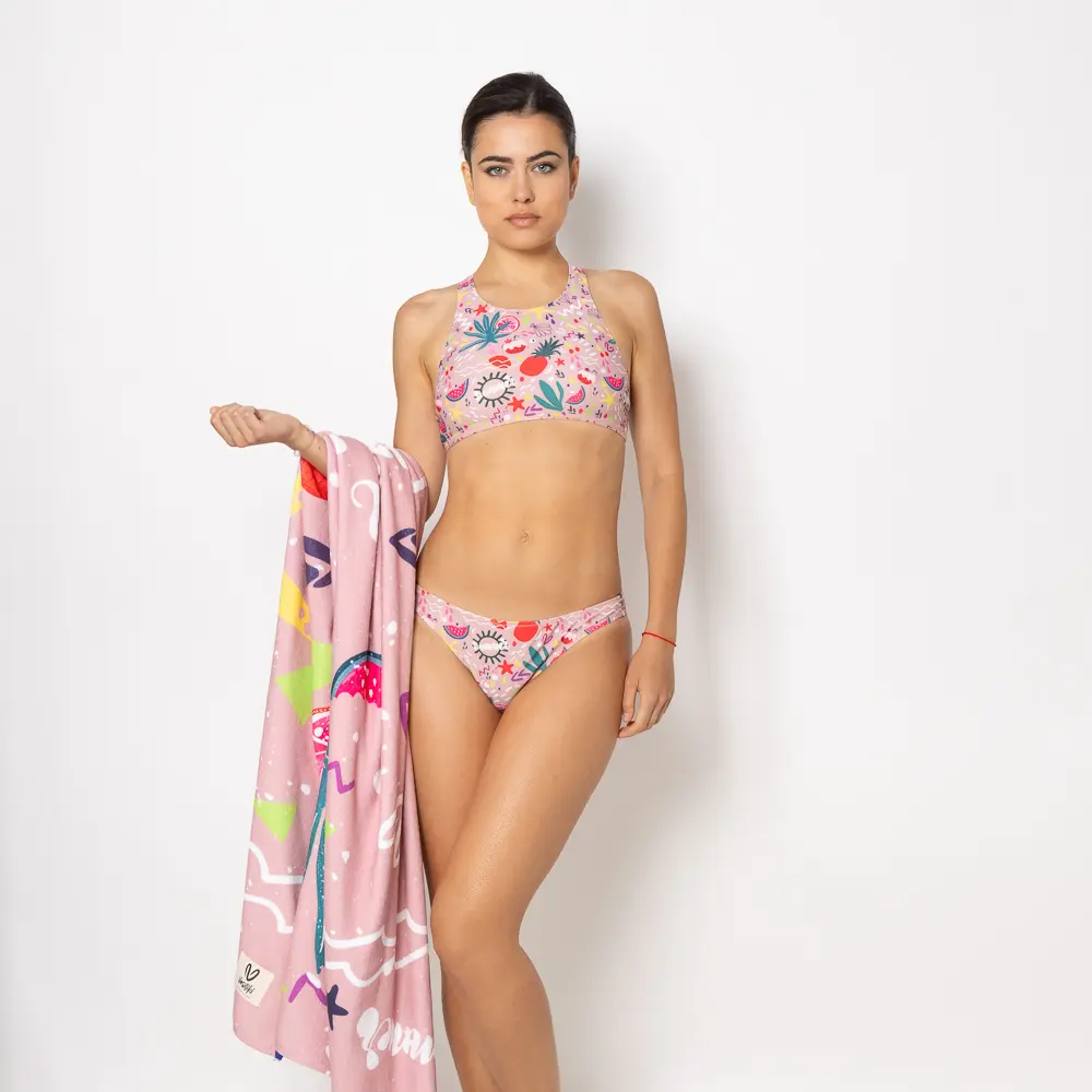 Η πετσέτα Bloomtide είναι μια αγκαλιά από χρώμα και φροντίδα. Με μαλακή υφή και ζωντανό ροζ pattern εμπνευσμένο από το ομώνυμο μαγιό