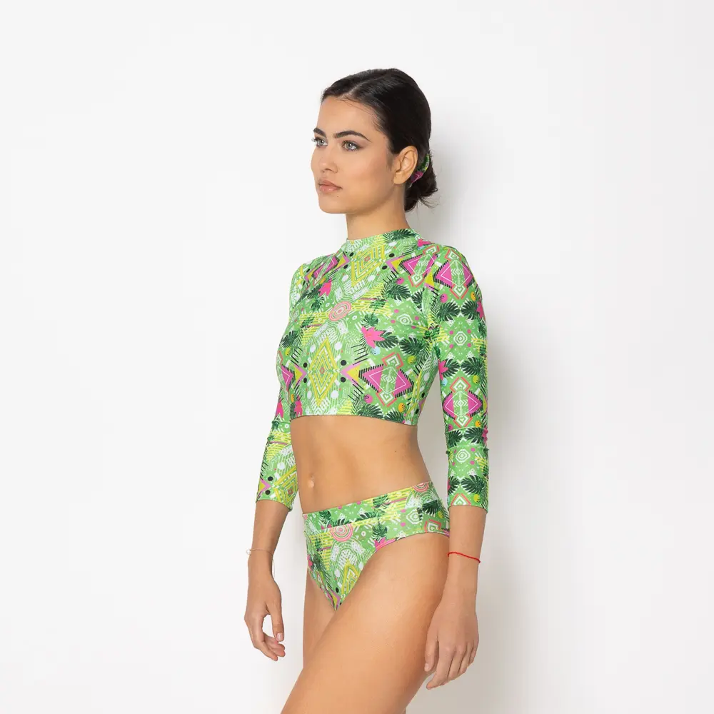 Σχεδιασμένο για να κινείται μαζί σου – μέσα και έξω. Το Revolva long sleeve bikini είναι η στολή της συναισθηματικής αλλαγής. Το μοτίβο με γεωμετρικές σπείρες και ζωντανά φυτικά στοιχεία αγκαλιάζει το σώμα σαν δίνη. Εμπνευσμένο από τη δύναμη της μεταμόρφωσης και την ομορφιά της επανάληψης
