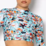 σε προσκαλεί να λάμψεις αυθεντικά. Το μακρύ μανίκι και η άνετη εφαρμογή το καθιστούν ιδανικό για beach days με ουσία και έκφραση. Για γυναίκες που λάμπουν από μέσα.   Άνετη εφαρμογή από ανακυκλώσιμο ύφασμα*. UPF(+50) Προστασία από την ηλιακή ακτινοβολία. Πλήρης επένδυση (φόδρα) ανακυκλώσιμου πολυαμιδίου ιδανική για την προστασία του ευαίσθητου δέρματος και γρήγορο στέγνωμα.   Σημείωση: Το μοντέλο της φωτογραφίας είναι 1.68 ύψος με Μέγεθος: S *Ανακυκλώσιμο υλικό