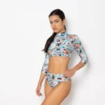 Το Soléa crop top bikini είναι μια ωδή στο φως σου. Με παιχνιδιάρικο aqua background και μοτίβο εμπνευσμένο από την καλοκαιρινή χαρά