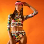 Γυναικείο μακρυμάνικο μαγιό δύο τεμαχίων. Crop top με ψηλό λαιμό στο επάνω μέρος και ψηλόμεσο bikini στο κάτω μέρος