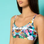 σε print TROPICAL. Άνετη εφαρμογή από ανακυκλώσιμο ύφασμα*. UPF(+50) Προστασία από την ηλιακή ακτινοβολία. Πλήρης επένδυση (φόδρα) ανακυκλώσιμου πολυαμιδίου ιδανική για την προστασία του ευαίσθητου δέρματος και γρήγορο στέγνωμα. Σημείωση: Το μοντέλο της φωτογραφίας είναι 15 χρονών με ύψος 1