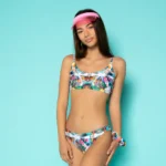 Γυναικείο bikini με λαιμόκοψη και κλασικό κάτω μέρος με μεσαία κάλυψη που αναδεικνύει τις καμπύλες