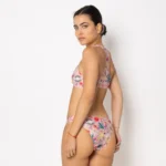 ενώ το κάτω μέρος εφαρμόζει φυσικά. Το ροζ μοτίβο του Bloomtide εκπέμπει τρυφερότητα