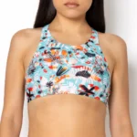 το sport style top με το φωτεινό μοτίβο Soléa είναι ιδανικό για μέρες κάτω από τον ήλιο και μέσα στο κύμα. Το κάτω μέρος εφαρμόζει φυσικά