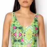 αναδεικνύει τη γυναικεία σιλουέτα με τρόπο τολμηρό αλλά κομψό. Για τις γυναίκες που δεν φοβούνται να σταθούν στο κέντρο της δίνης.   Άνετη εφαρμογή από ανακυκλώσιμο ύφασμα*. UPF(+50) Προστασία από την ηλιακή ακτινοβολία. Πλήρης επένδυση (φόδρα) ανακυκλώσιμου πολυαμιδίου ιδανική για την προστασία του ευαίσθητου δέρματος και γρήγορο στέγνωμα.   Σημείωση: Το μοντέλο της φωτογραφίας είναι 1.68 ύψος με Μέγεθος: S *Ανακυκλώσιμο υλικό