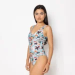 Το Soléa είναι το μαγιό που ακτινοβολεί. Με aqua βάση και μοτίβο γεμάτο θετική ενέργεια