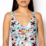 φωτεινό και ιδανικό για beach days γεμάτες αισιοδοξία και απλότητα.   Άνετη εφαρμογή από ανακυκλώσιμο ύφασμα*. UPF(+50) Προστασία από την ηλιακή ακτινοβολία. Πλήρης επένδυση (φόδρα) ανακυκλώσιμου πολυαμιδίου ιδανική για την προστασία του ευαίσθητου δέρματος και γρήγορο στέγνωμα.   Σημείωση: Το μοντέλο της φωτογραφίας είναι 1.68 ύψος με Μέγεθος: S *Ανακυκλώσιμο υλικό