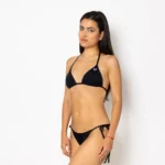 Άφησε τον εαυτό σου να λάμψει κάτω από τον ήλιο με το εμβληματικό σχέδιο Black. Το τρίγωνο μπικίνι της συλλογής μας αγκαλιάζει το σώμα με θηλυκότητα και άνεση