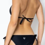 ενώ η άνετη επένδυση χαρίζει σιγουριά σε κάθε κίνηση. Χαρακτηριστικά Προϊόντος: Τρίγωνο top με ρυθμιζόμενο δέσιμο στον λαιμό και στην πλάτη Κλασικό κάτω μέρος με κορδόνια στο πλάι Ύφασμα με προστασία UV50+ Ύφασμα Carvico Ιταλίας από ανακυκλωμένο νήμα ECONYL® Επένδυση στο εσωτερικό για στήριξη και άνεση Κατασκευάζεται αποκλειστικά στην Ελλάδα   Άνετη εφαρμογή από ανακυκλώσιμο ύφασμα*. UPF(+50) Προστασία από την ηλιακή ακτινοβολία. Πλήρης επένδυση (φόδρα) ανακυκλώσιμου πολυαμιδίου ιδανική για την προστασία του ευαίσθητου δέρματος και γρήγορο στέγνωμα.   Σημείωση: Το μοντέλο της φωτογραφίας είναι 1.68 ύψος με Μέγεθος: S *Ανακυκλώσιμο υλικό